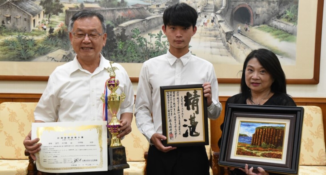 賴峰偉表揚馬公高中吳明翰    勉勵音樂表現更上層樓
