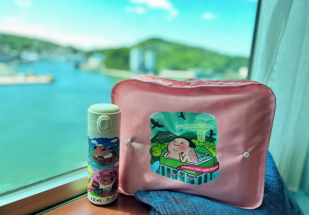 入住長榮桂冠酒店（基隆）海景客房，除享有欣賞基隆港美景的最佳視野外，預訂「某人最潮山海行」住房專案搭配悠遊國旅住宿優惠活動，雙人行平日每人只要1,350元起，還可將長榮酒店Ｘ某人日常聯名旅行收納袋六件組或保溫瓶帶回家。憑7～8月任一長榮酒店住房或餐飲單筆消費滿千元發票，加碼再折抵房價300元。
