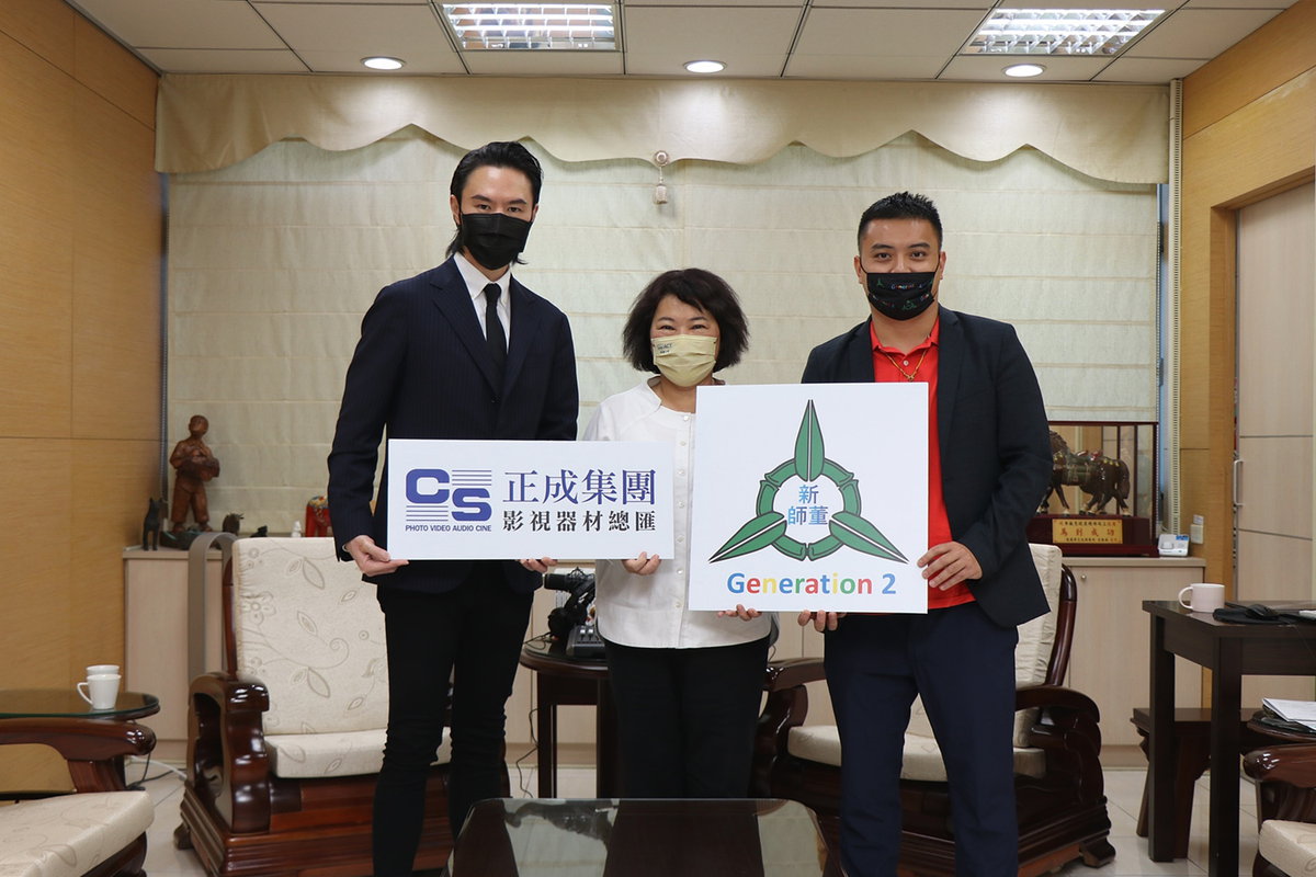 合照_市長與丘紘豪(左)及蕭瑞宏(右)