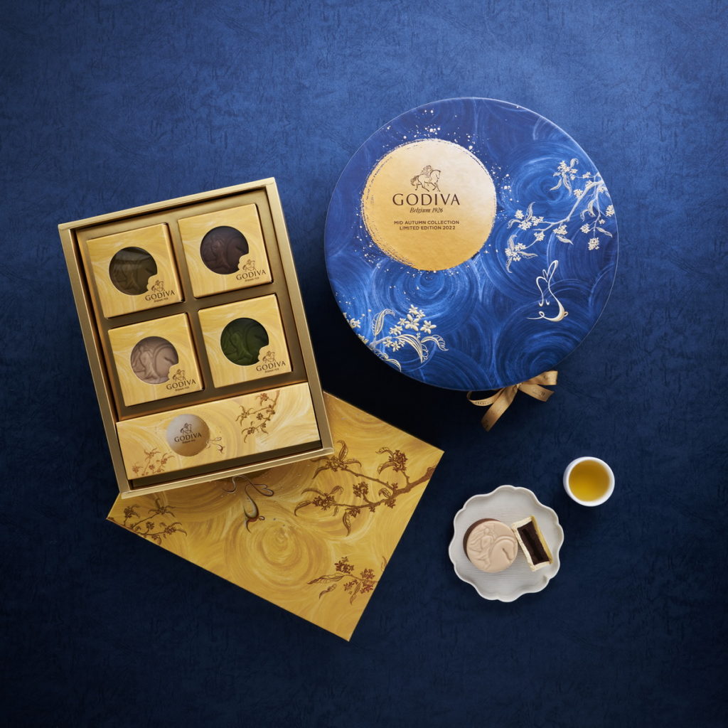 GODIVA中秋禮盒精巧描繪月夜光晕流動於點點星辰間,為玉兔架起摘桂階梯,寓意在闔家歡聚團圓的中秋之夜,每個人都能收獲驚喜,再登高峰!