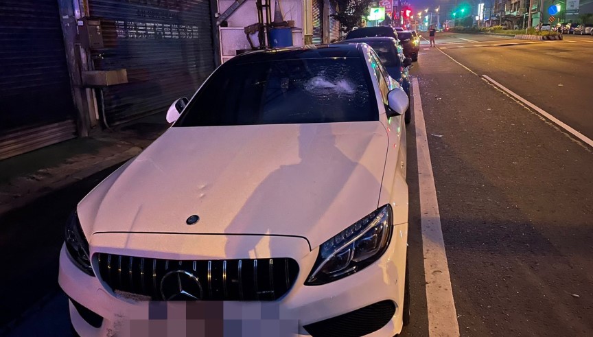 ▲湖口鄉新興路於21日凌晨發生3輛小客車遭多人持棍砸毀案件 (圖/新竹縣警察局 提供)