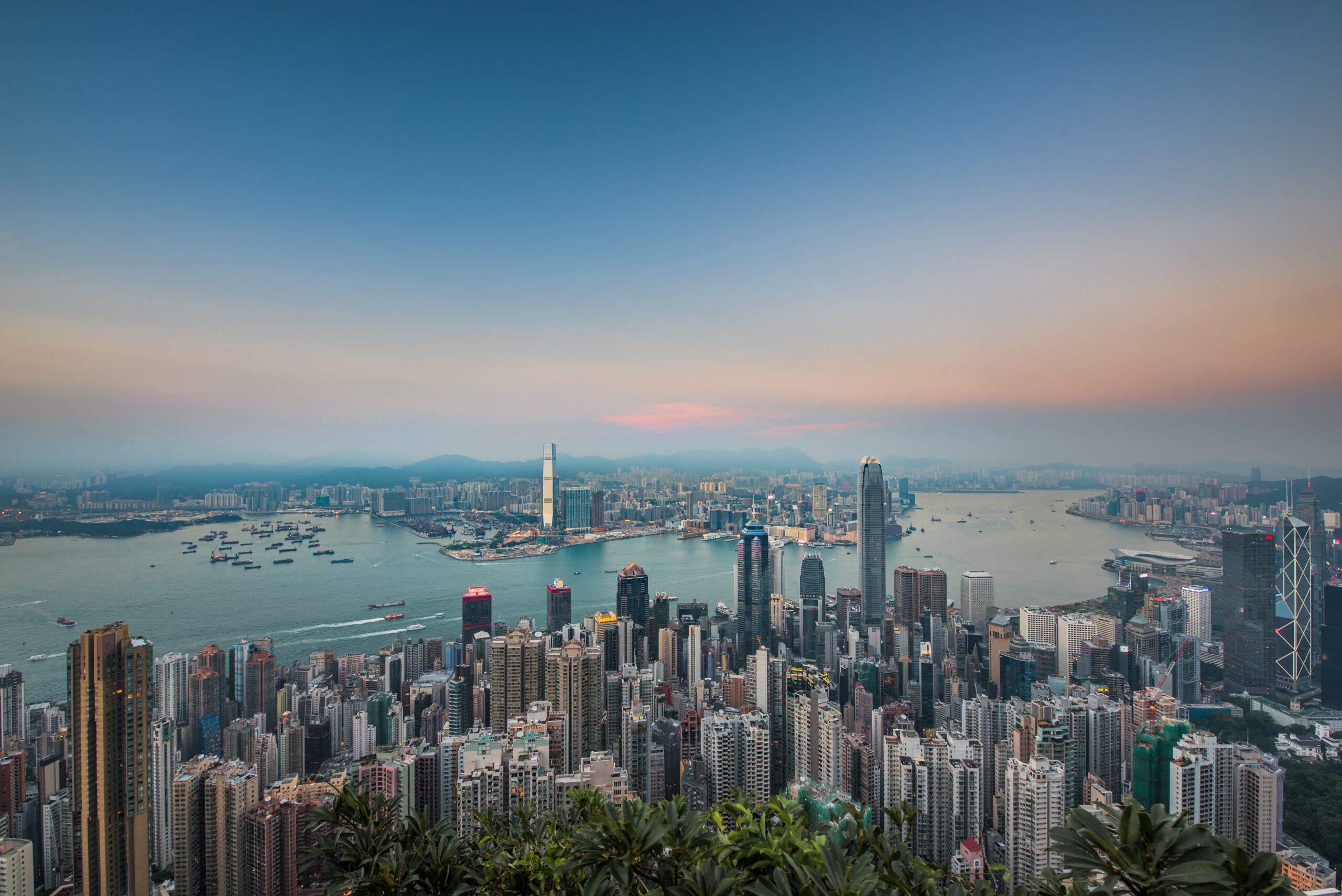 【臺灣調查網】全球民調/香港 都這樣了還不跑?現港民情低迷 移民比例卻呈詭秘矛盾 66 yufeng-fei-UXwbhoONX3U-unsplash
