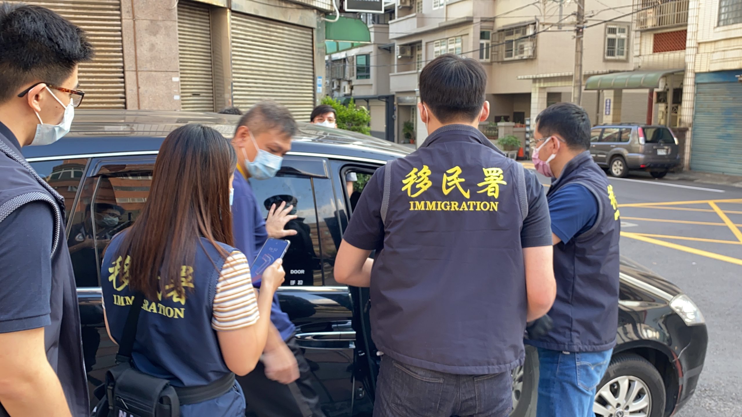 圖片說明：移民署桃園市專勤隊人員以攔查方式查獲失聯移工數名。（記者吳萍翻攝）