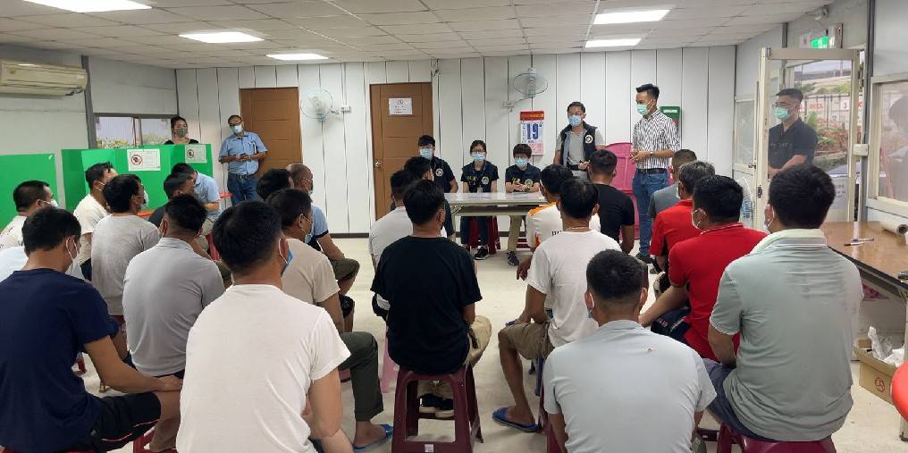 圖片說明：移民署桃園市專勤隊針對轄內在臺移工及仲介進行勞動安全檢查及法令宣導。（記者吳萍翻攝）