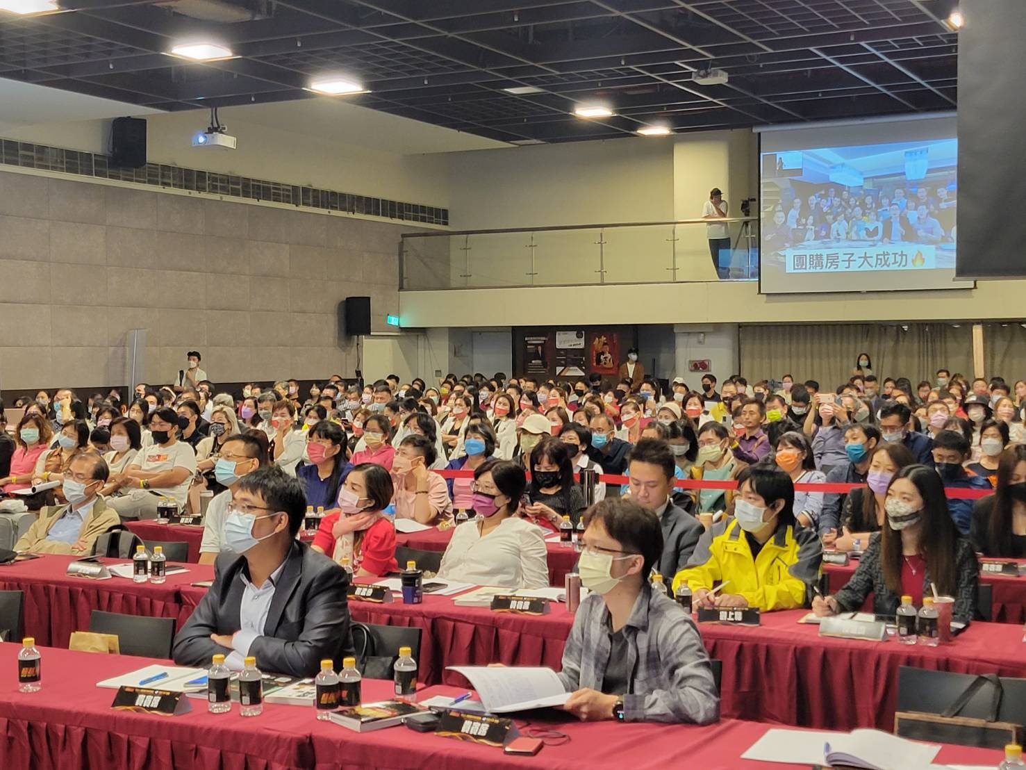圖片說明：現場老師與學員們認真學習，非常專注。（記者吳萍攝)