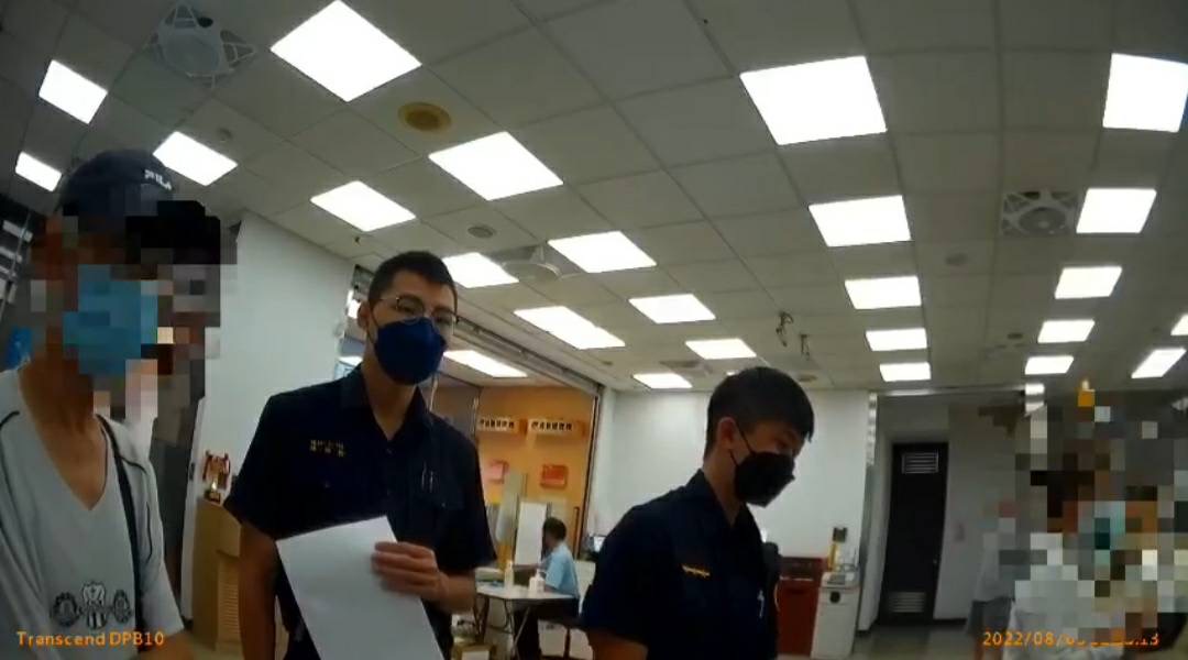 圖片說明:中和警阻民受騙於網路投資假消息。(記者徐煜勝翻攝)