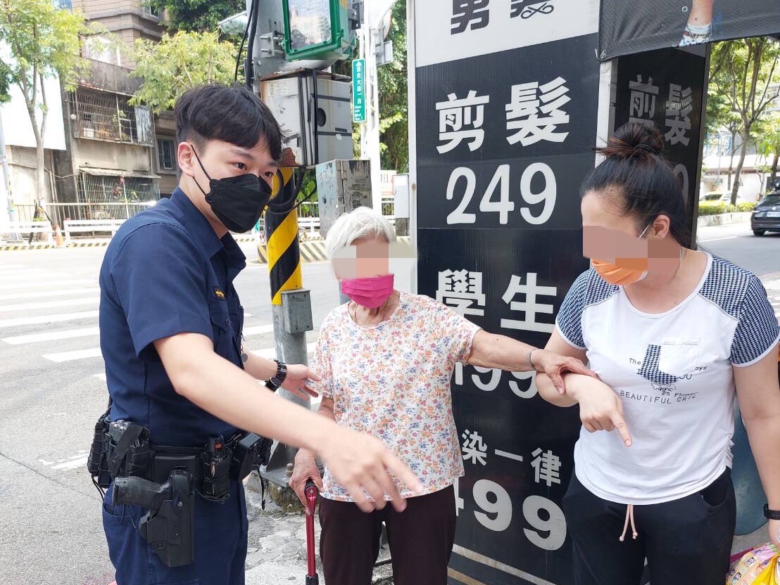圖片說明：板橋警協助老婦與家人團圓返家。（記者戴昱弘翻攝）