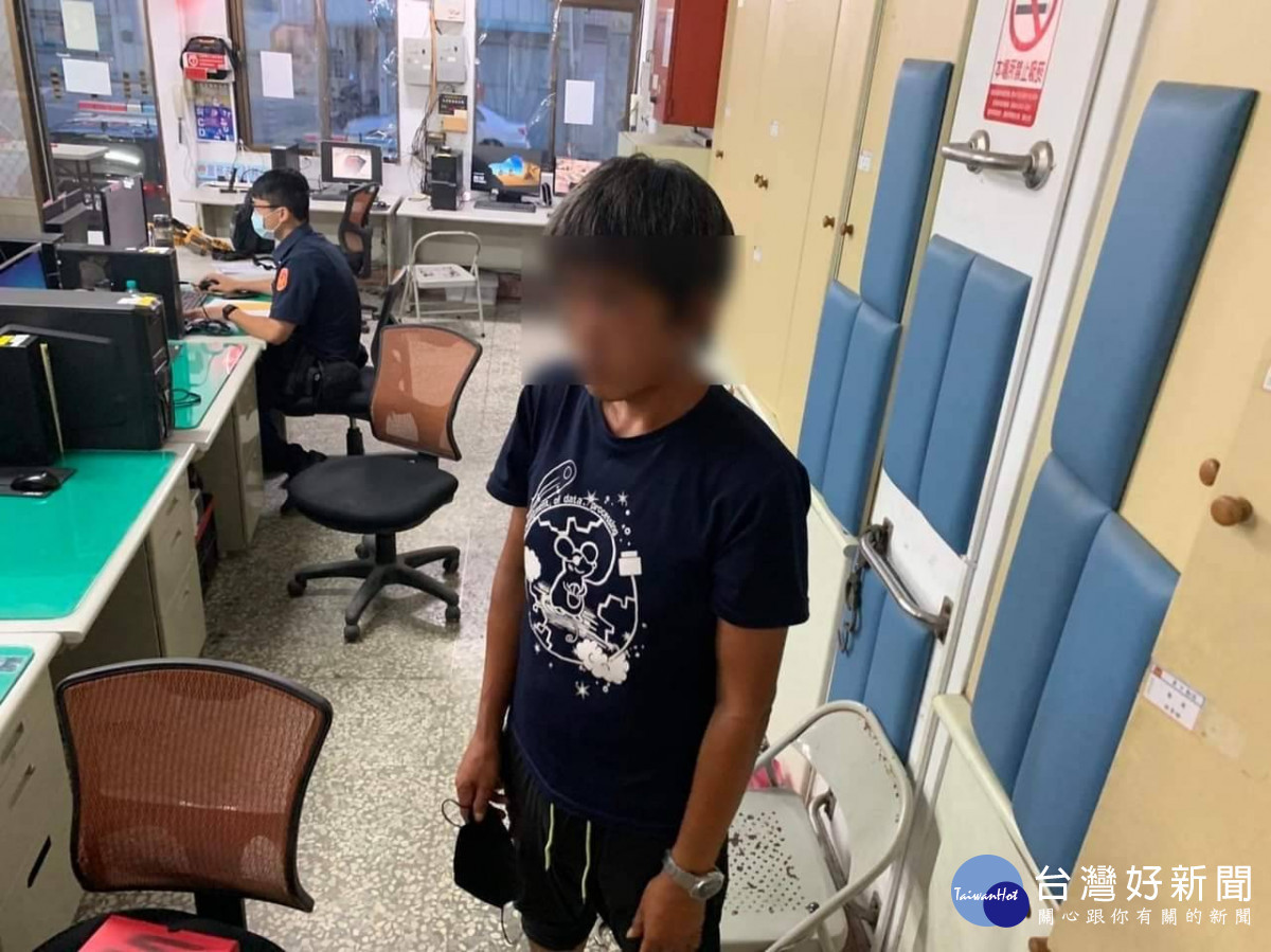 台西警方在公園逮捕行竊香油錢的吳男，全案依竊盜罪嫌移送／警方提供