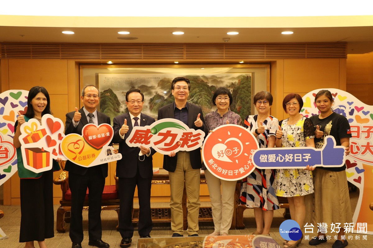 台彩總經理謝志宏、中國信託慈善基金會副執行長林美吟等陪同黃志宜捐贈。社會局長張錦麗和衛生局副局長高淑真,則帶著銀髮長輩和弱勢家戶表示感謝