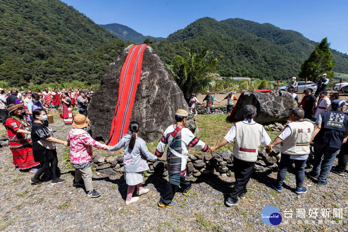 泰雅族人手牽手跳著傳統舞步環繞聖石。（圖片/南投縣府提供）<br /><br /> <br /><br /> 