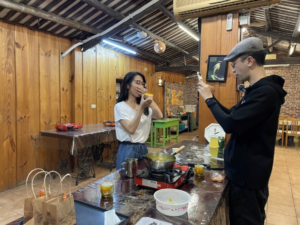 香港網紅搭好行公車吃嘉義鳳梨 大讚台灣人好幸福!