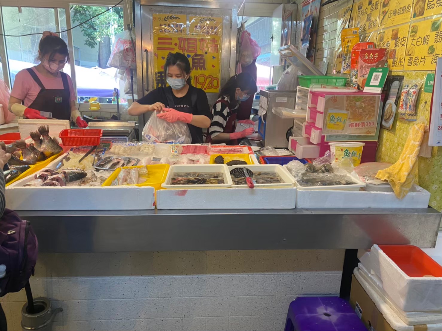 高雄傳統市場也能用行動支付 掃碼訂餐開闢新商機! 29 LINE ALBUM 果貿市場 鮮魚三姐妹二攤 220823