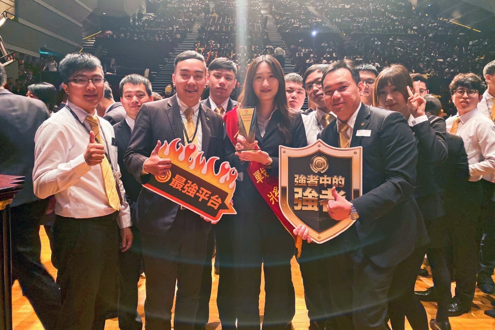 8年級生劉懿萱加入永慶房屋第二年在台北成功置產，單月最高收入多達20萬。 1 1