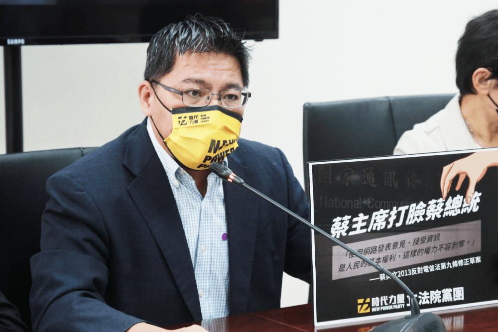 數位中介服務法/時力黨團批是黑手伸向網路言論自由的不當行徑 35 若失去批判政府的自由 民主恐敲起喪鐘