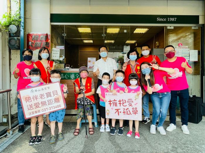 祖父母節串連擁抱愛　人瑞奶奶一日店長初體驗　