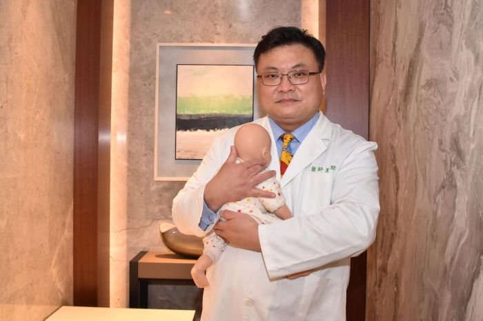 NG抱抱姿勢 醫:小Baby未來可能長短腳、動作發展遲緩