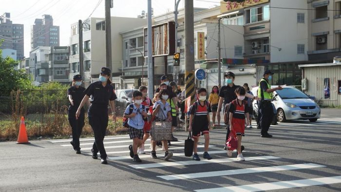 嘉義縣警民攜手開學日護童 一起守護校園安全