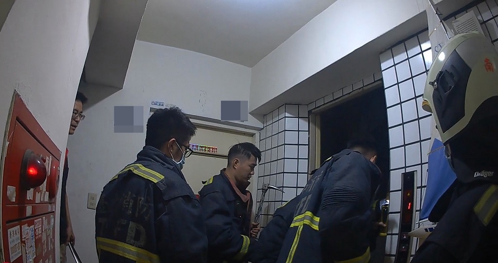 圖片說明：臺中市政府警察局第四分局大墩派出所緊急馳赴現場展開受困電梯內李男救援。(記者林㤈輝翻攝) 