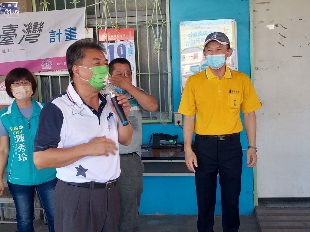 圖片說明:彰化縣縣政府暨救國團福興鄉團委會共同主辦「運動愛台灣」活動,讓鄉民一起來運動期能使大家更健康,福興鄉長蔣煙燈(左2)親自參加活動並致詞,由救國團福興鄉團委會長陳裕隆(右1)陪同。(圖/救國團福興鄉團委會提供)
