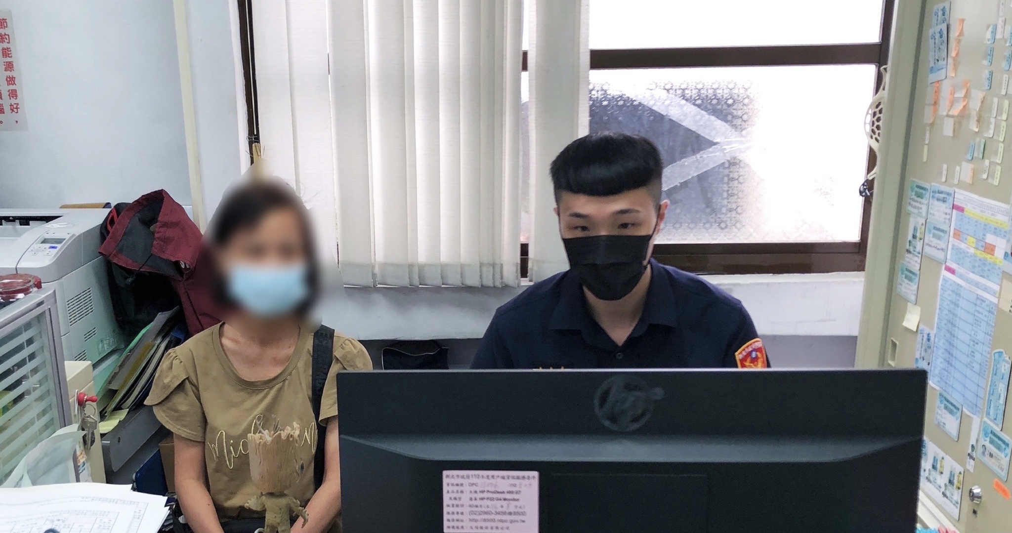 圖片說明:警員吳國書協助將DNA檢體送至法醫研究所比對。(記者戴昱弘翻攝)