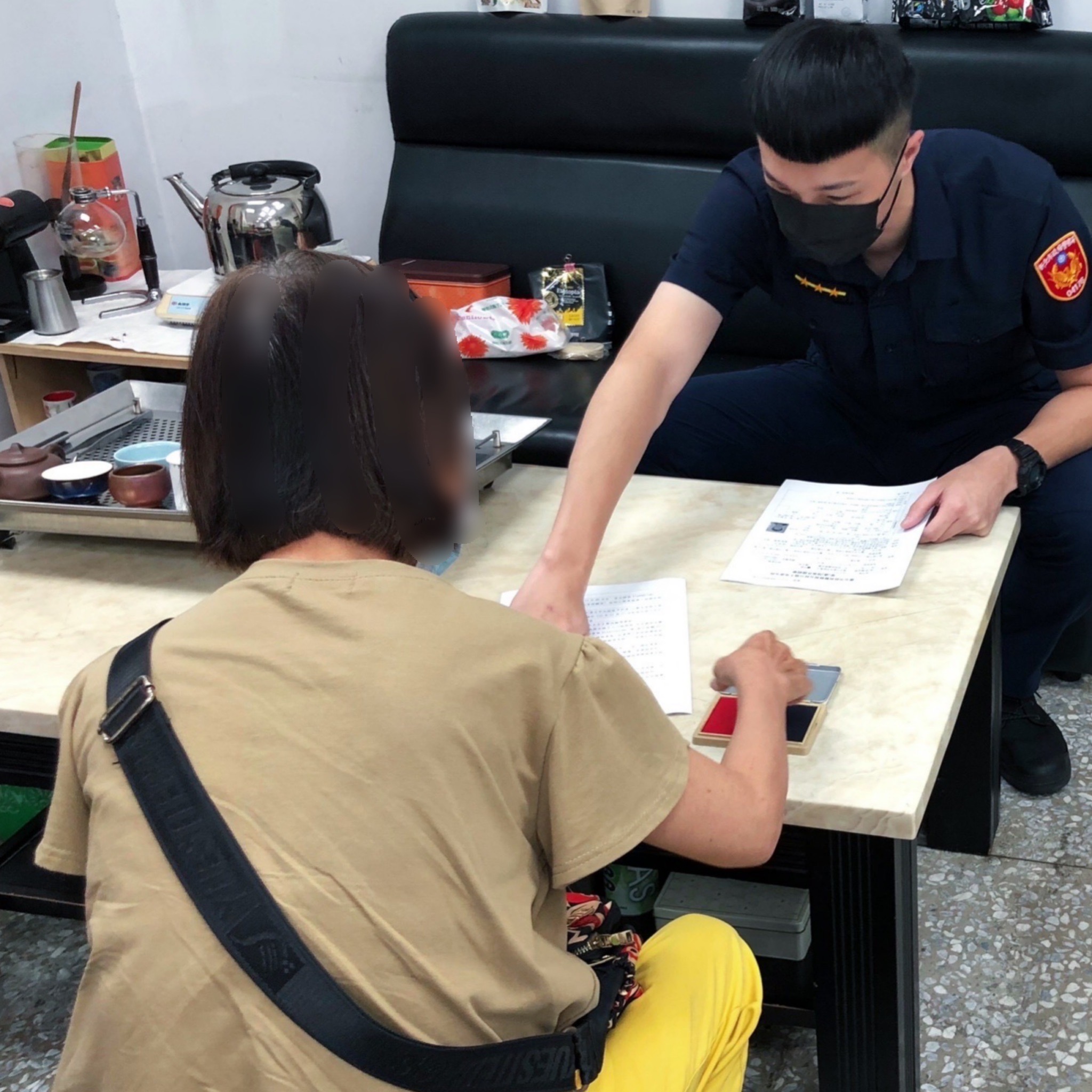 圖片說明:警員與家屬做資料比對。(記者戴昱弘翻攝)