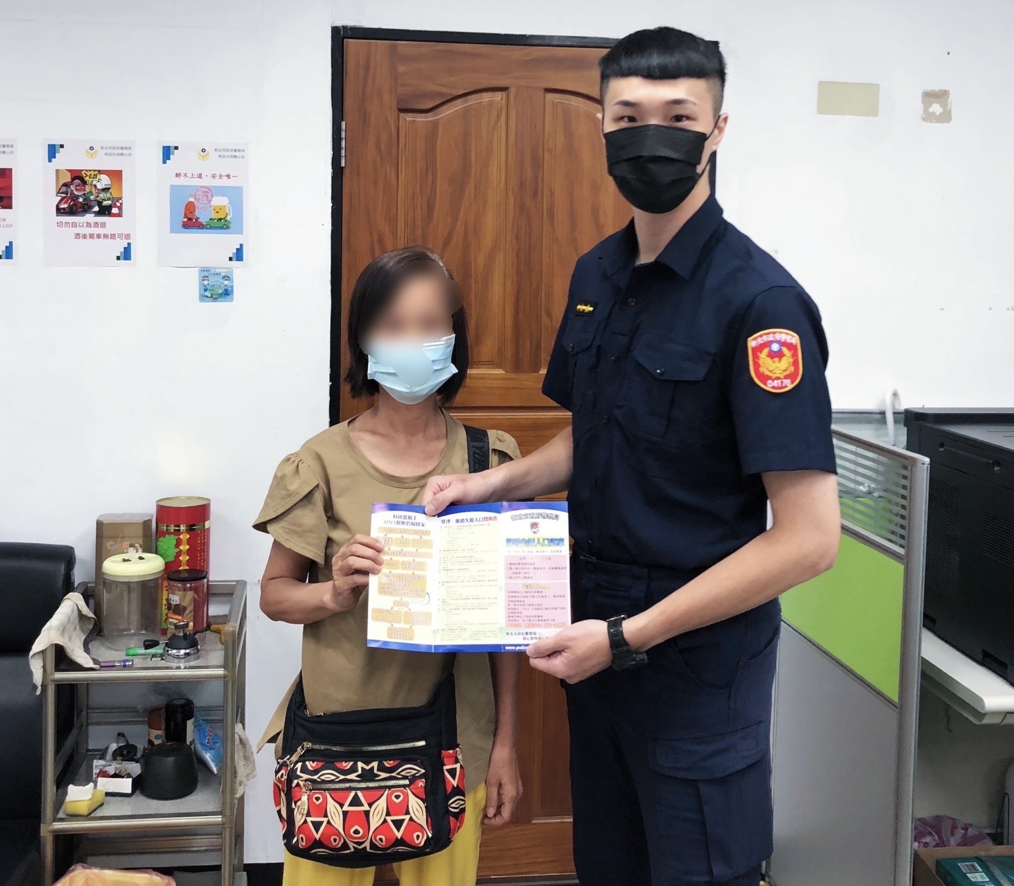 圖片說明:新莊警助家屬尋回親屬,家屬萬分感謝。(記者戴昱弘翻攝)