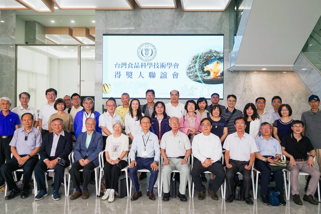 百城機械與台灣食品科學技術學會得獎人聯誼會一同合影。 業者/提供