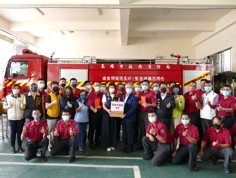 漾新聞|議長曾麗燕率副議長陸淑美與議員們慰勞消防弟兄提前過中秋
