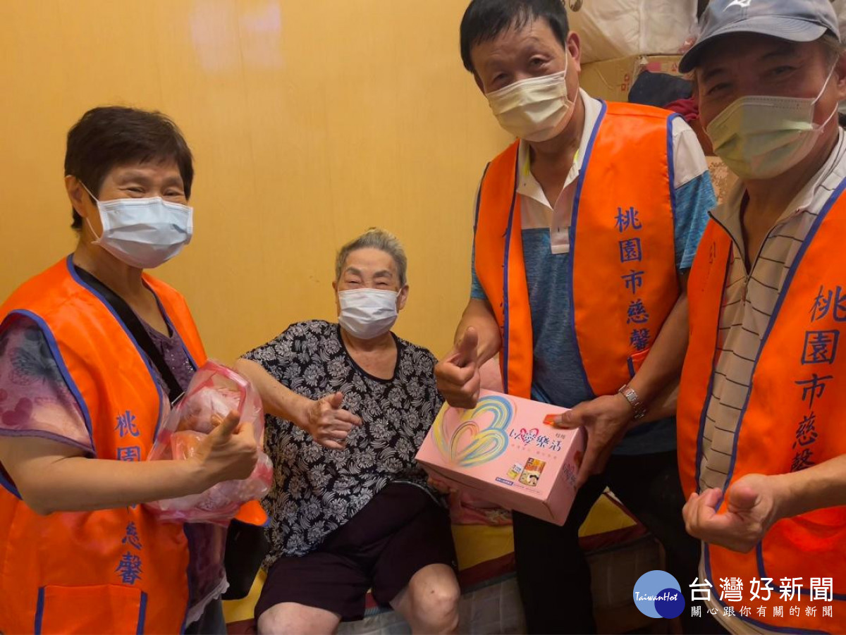 慈馨志工帶著佳格的以愛樂活公益禮盒到長者家中訪視與陪伴。<br /><br /> <br /><br />