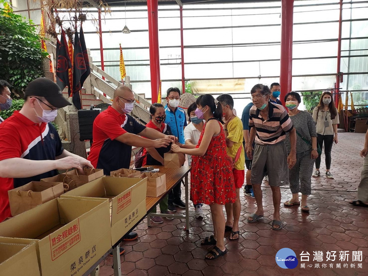 榮泉餅行送出200多盒月餅，讓弱勢戶感受暖暖中秋氛圍。
