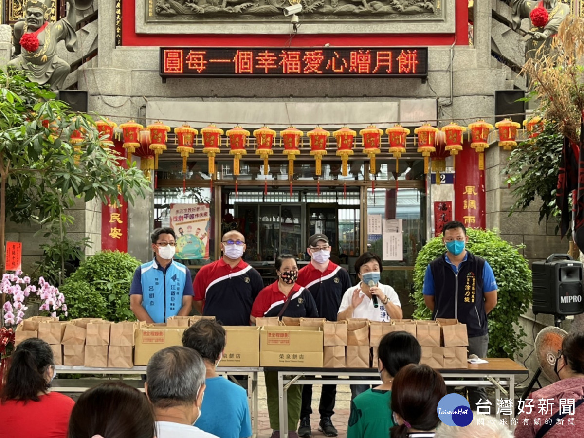 榮泉餅行送出200多盒月餅,讓弱勢戶感受暖暖中秋氛圍。