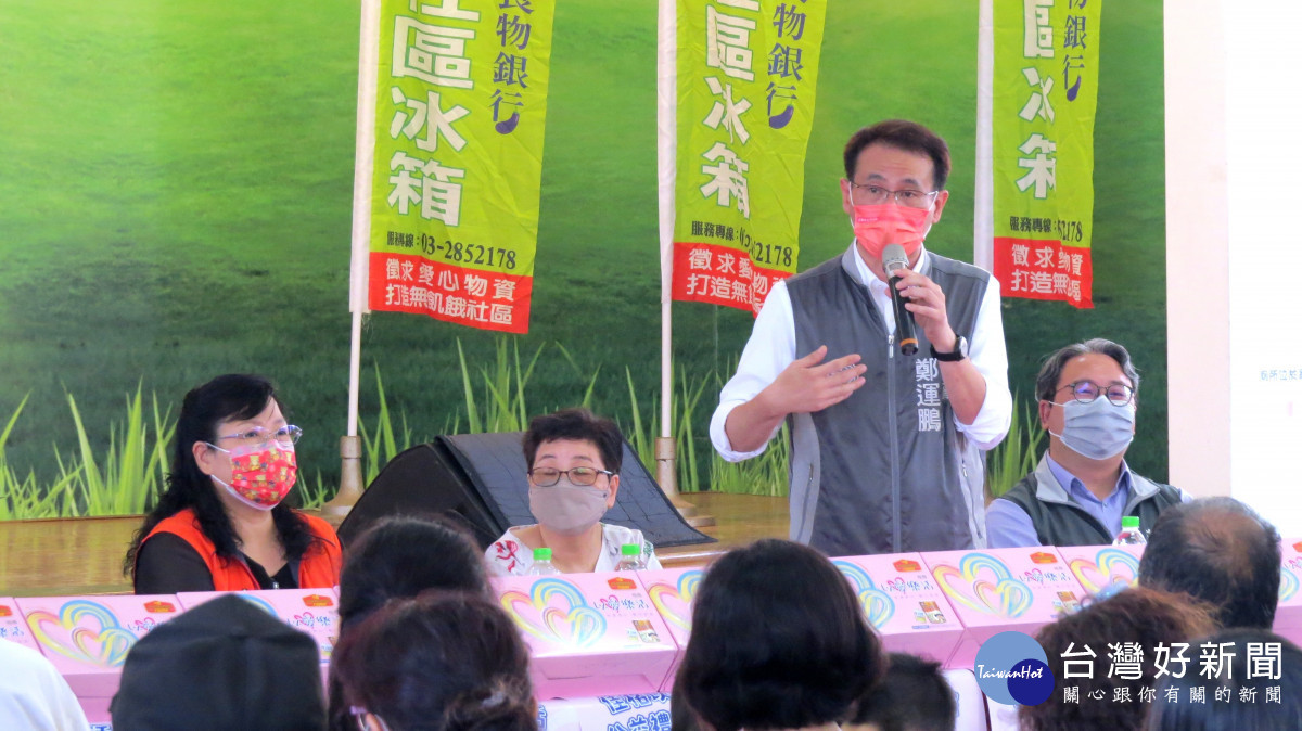 桃園市長參選人鄭運鵬出席慈馨公益關懷協會「以愛樂活」活動。