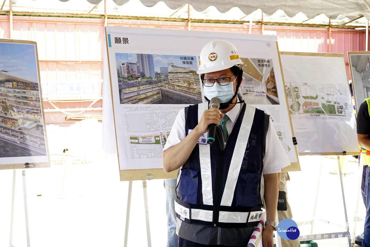 桃園市長鄭文燦視察桃園捷運綠線G07車站施工情形,說明兼顧工程與文資保存達成雙贏。