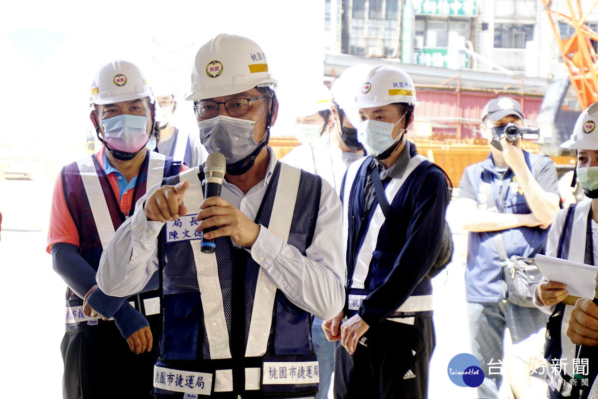 桃園市政府捷運工程局長陳文德說明工程進度。<br /><br />