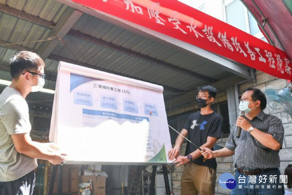 台灣自來水股份有限公司第二區管理處長呂崇德進行工程簡報。<br /><br /> <br /><br />
