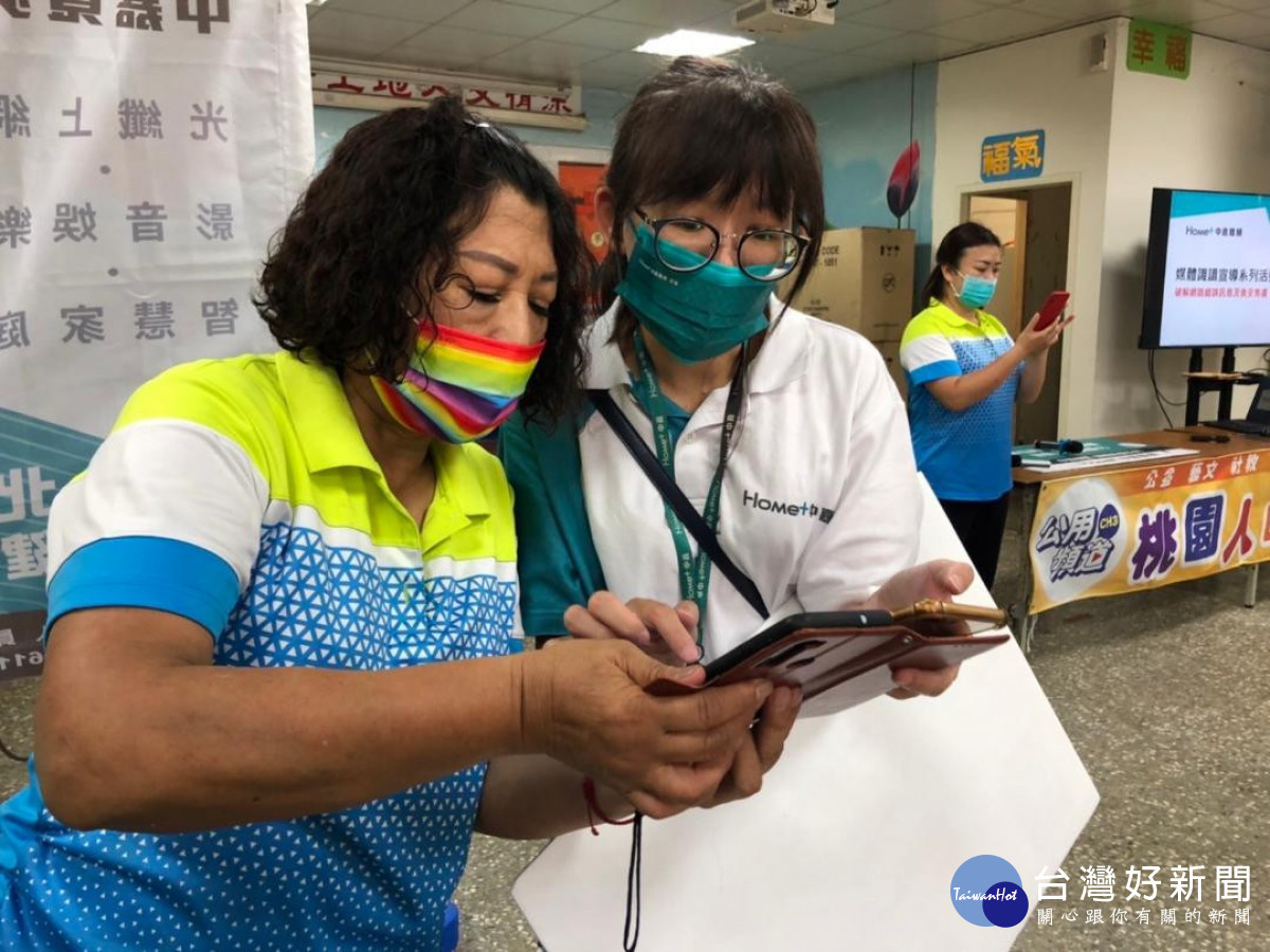 大園區內海里舉辦媒體識讀講座課程,還結合了傳統芋粿巧DIY活動,在互動課程中了解如何分辨真假訊息。