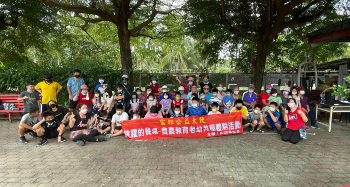 企業出錢結合教育部數位機會中心與退休老師用心創造爺孫溫馨情