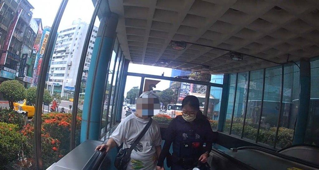 員警耐心關懷老嫗,立即協助聯繫家人團聚