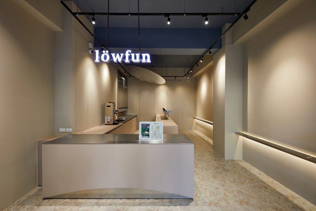 .löwfun裸放茶旅台中公益店特別邀請生活起物設計操刀，低調不宣揚的輕奢質感。此設計獲得 2022年美國謬思設計大獎Muse Design Awards及法國巴黎 DNA Paris Design Awards