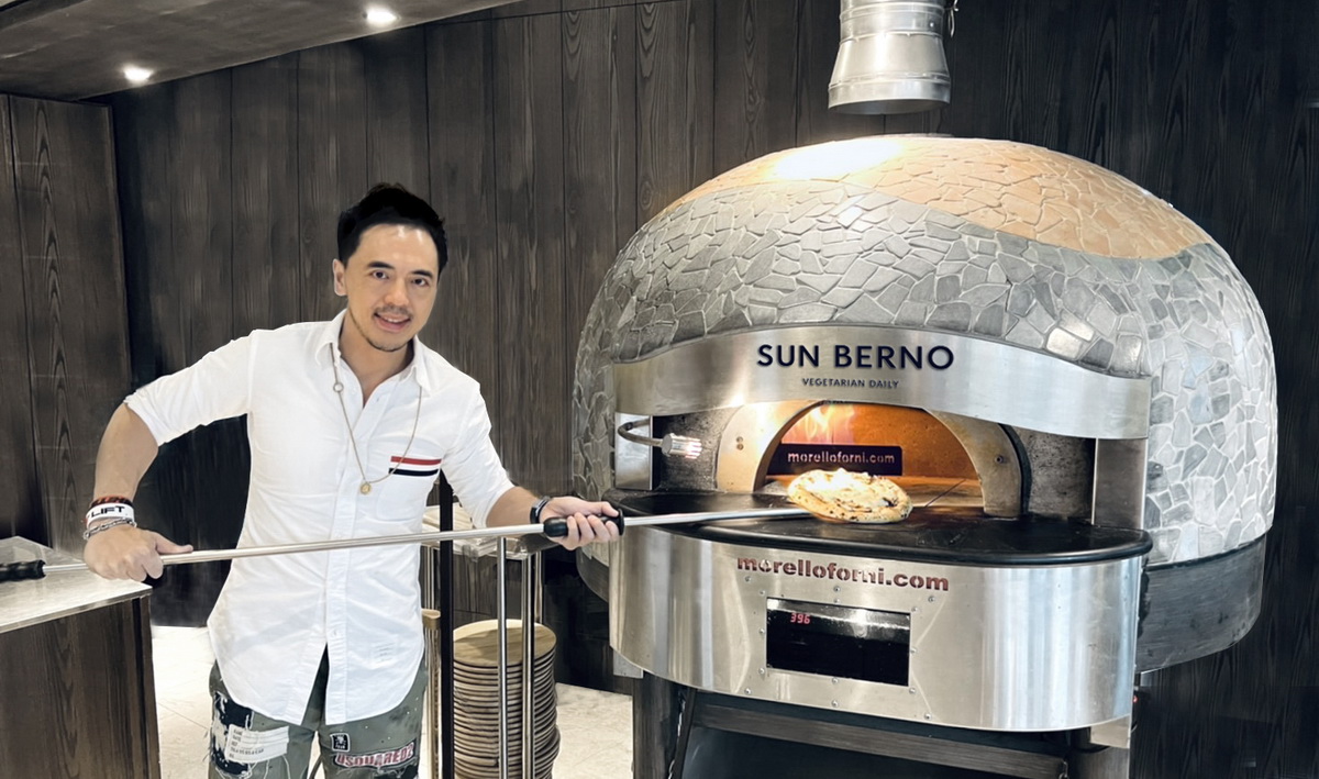 路易莎董事長黃銘賢再展跨界新亮點，投資SUN-BERNO光焙若蔬食集團，-0824黃銘賢化身黃師傅上菜