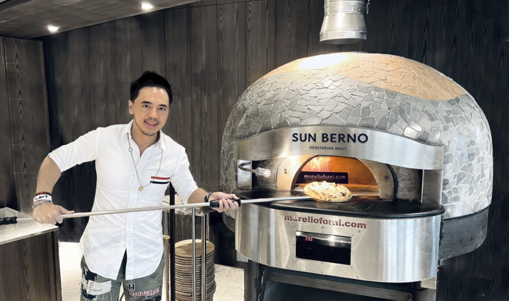路易莎董事長黃銘賢再展跨界新亮點，投資SUN BERNO光焙若蔬食集團， 0824黃銘賢化身黃師傅上菜