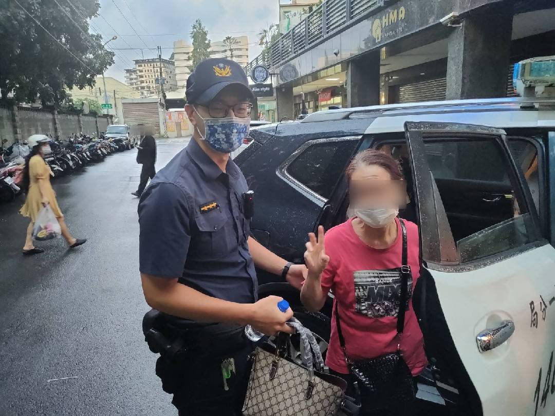 ▲伍姓老婦搭公車外出卻忘記回家路,員警先將其帶回派出所休息 (圖/台中市警察局 提供)