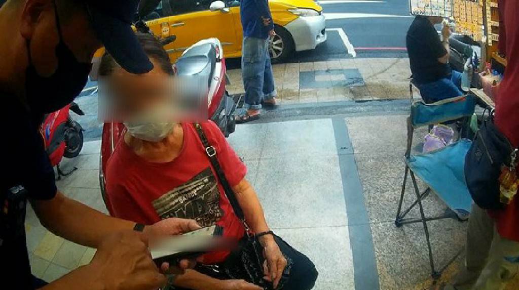 ▲員警仔細循問婦人所記得的路名及環境,終於找到婦人常去「做造型」的美髮店 (圖/台中市警察局 提供)