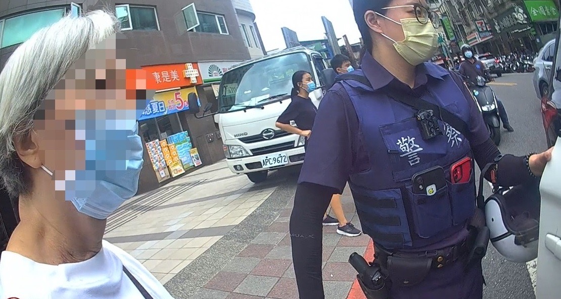 圖:員警全程護送老嫗與其子相聚