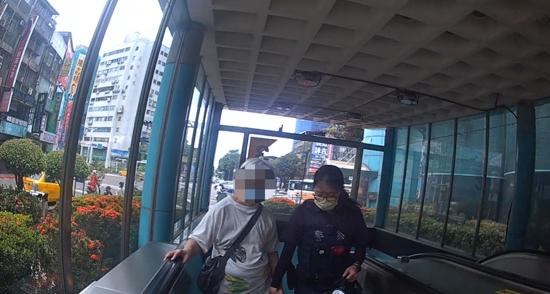 圖:員警耐心關懷老嫗,立即協助聯繫家人團聚