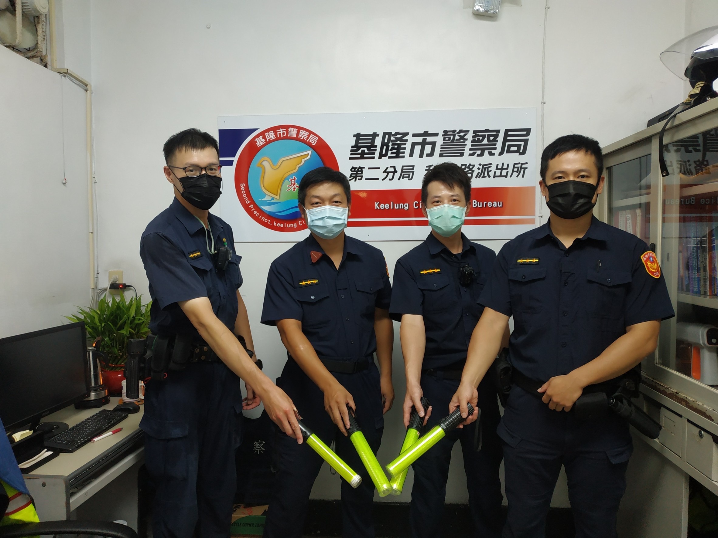 圖 : 和一路派出所警員林星辰(左1),許文明(左2),簡欽威(右2),鄭旭翔(右1)