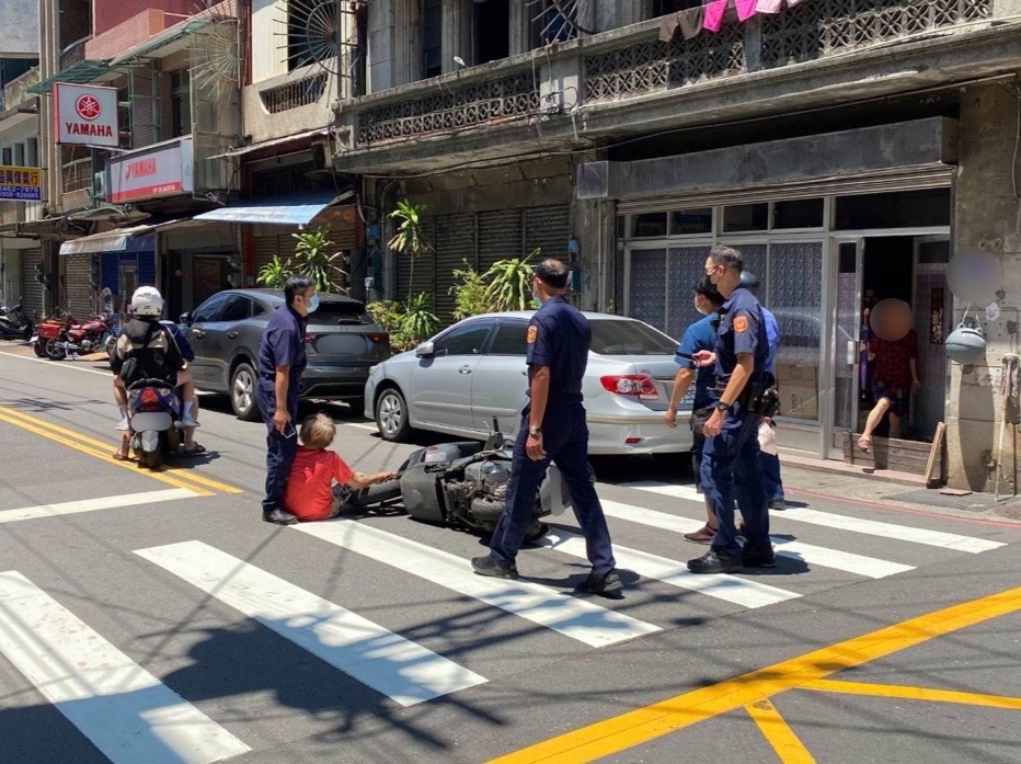 圖:警方遇見派出所旁發生車禍,所內員警立刻至現場處理