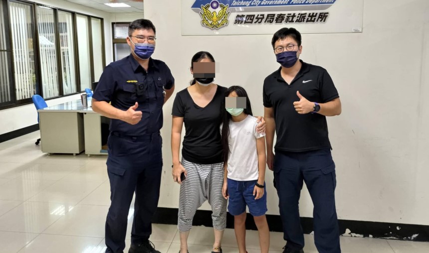 ▲柳姓女童騎乘腳踏車返家遇大雨迷路,求助波麗士叔叔找到媽媽 (圖/台中市警察局 提供)