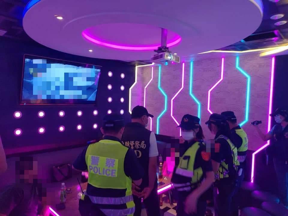▲淨化選前治安,苗栗警分局加強特種行業臨檢、掃毒肅槍 (圖/苗栗縣警察局 提供)