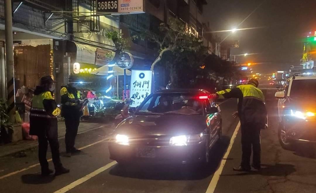 ▲警方鎖定幫派經營、圍事等依附行業,實施擴大臨檢盤查 (圖/苗栗縣警察局 提供)